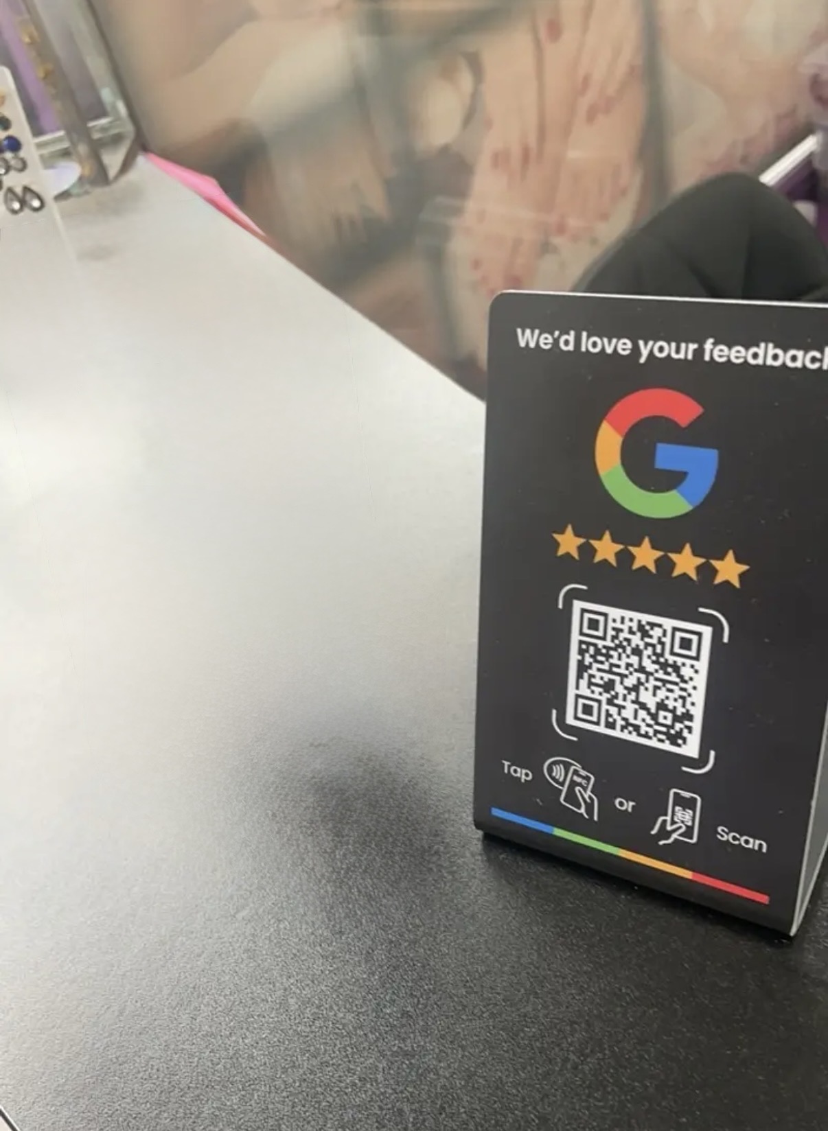 Tag Tap4Review installé dans un salon